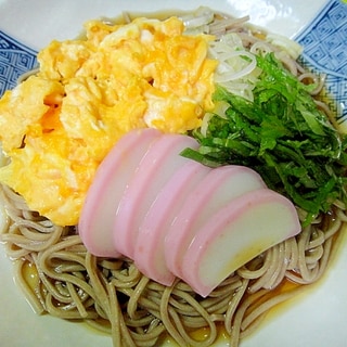 炒り卵とかまぼこの冷やし蕎麦